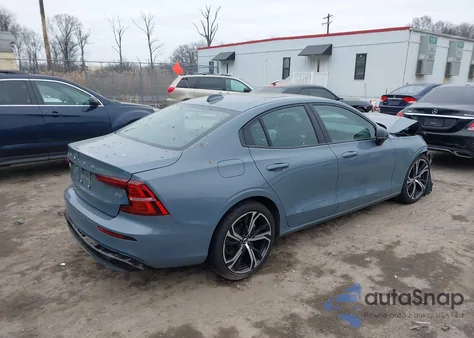 2024 Volvo S60 B5 Core Dark Theme z USA, uszkodzony, nr VIN 7JRL12FK8RG298396
